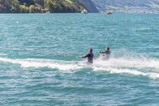 爱游戏官网-“快艇冲浪：东三叉湖赛场极速角逐，掀起水上运动的新浪潮”