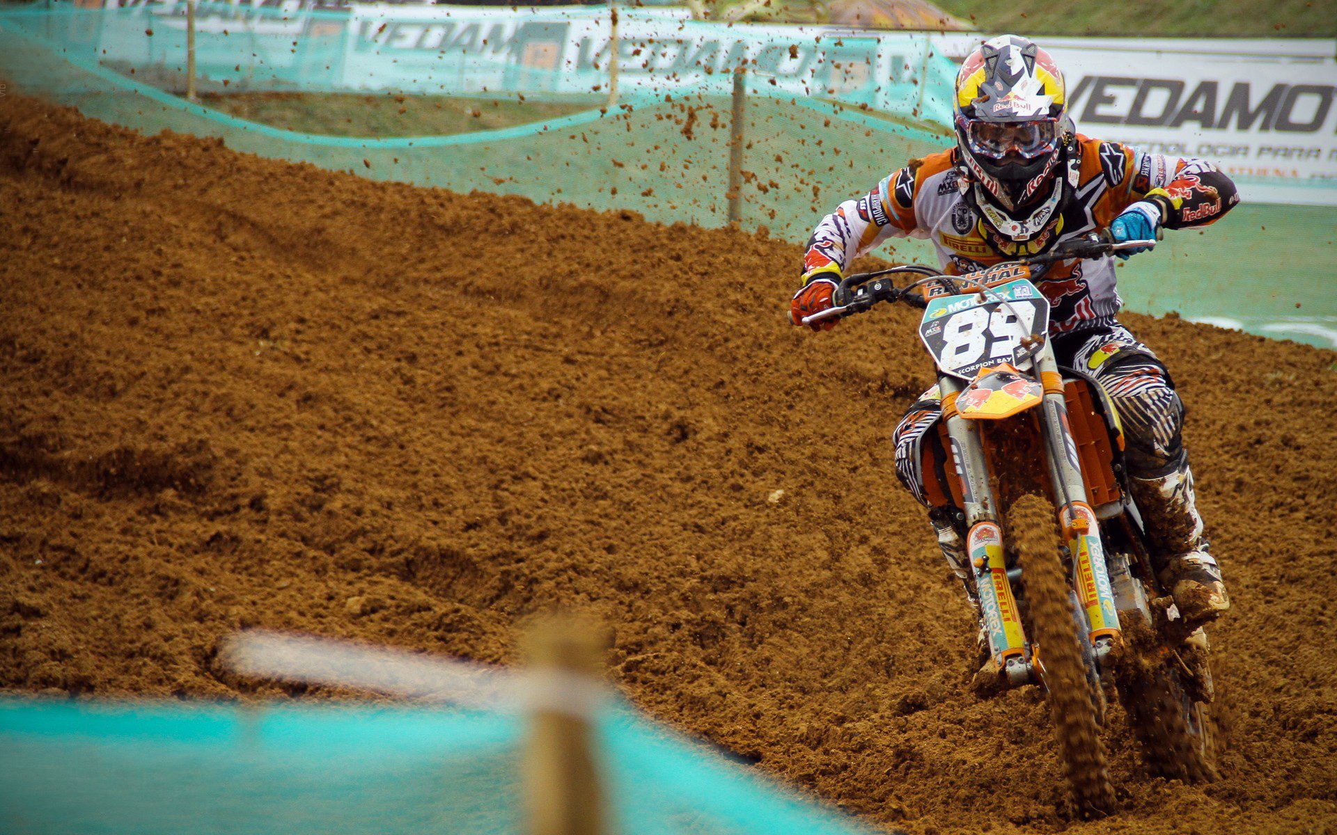 战术执行细节果断，如 power play 抢攻效率高，战术抢跑