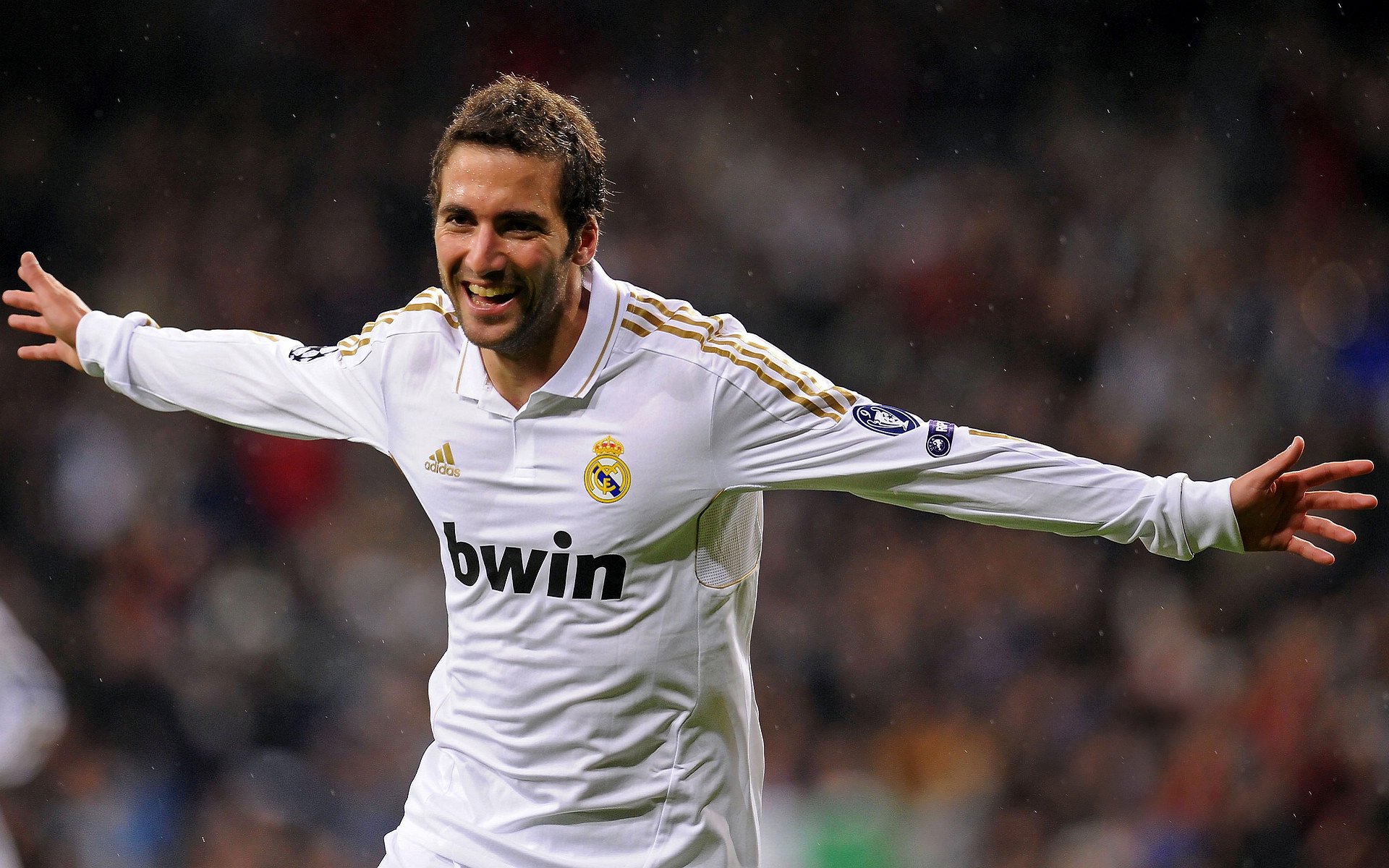 -欧洲锦标赛激战正酣，德国队和西班牙队争锋夺冠，精彩持续不断