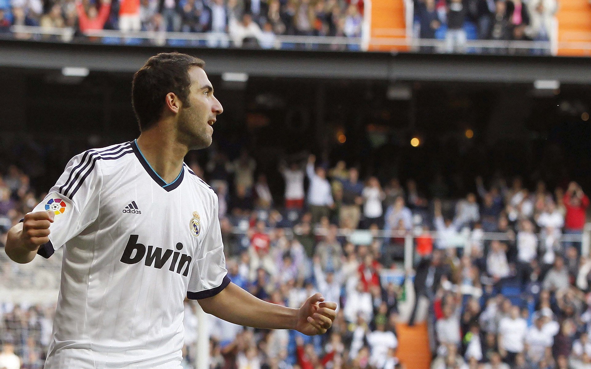 AYX SPORTS-英超积分激烈角逐，冠军悬念渐趋明朗